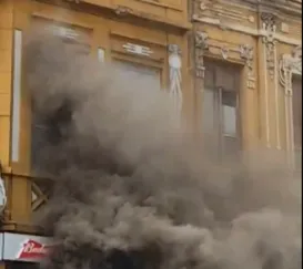 Incêndio atinge prédio comercial no Centro do Rio; vídeo
