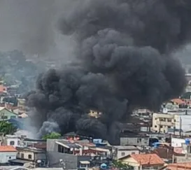 Incêndio de grandes proporções em centro de reciclagem de São Gonçalo