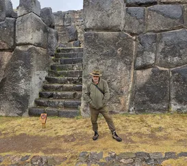 Indiana Jones de Niterói busca vestígios pelo continente
