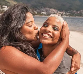 Irmã transforma viagem em homenagem a Juliana Marins