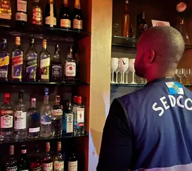 Mais de 20 litros de chope vencido descartado em bares do Rio