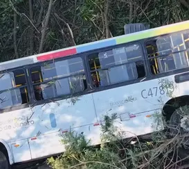 Mais de 30 pessoas ficam feridas em ônibus que tombou no Rio