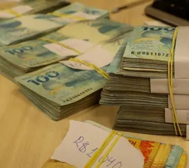 Mais de R$ 90 mil em espécie achados em carro de Bacellar