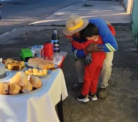 Menino ganha festa de aniversário com garis e vídeo viraliza