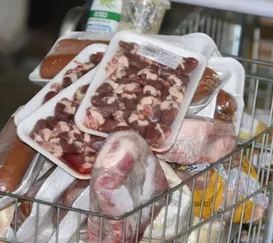 Mercado é flagrado com carcaça e 200 kg de comida podre em Maricá