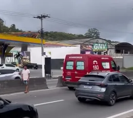 Mulher é atropelada por van na RJ-106, em São Gonçalo