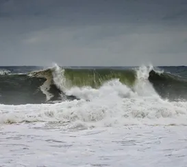 Ondas de até 3,5 metros em praias do Rio