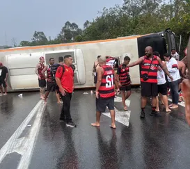 Ônibus com torcedores do Flamengo tomba e deixa feridos; vídeo
