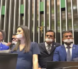 Parlamentares de oposição protestam contra prisão de Bolsonaro; vídeo