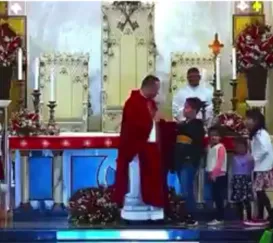 Pedido de criança em missa faz fiéis caírem na risada; vídeo
