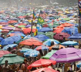 Polícia descobre venda de gelo contaminado em praias do Rio