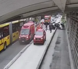 Policial sofre mal súbito ao volante e viatura bate em mureta do BRT
