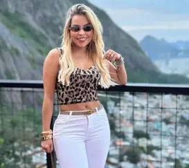 Prefeita viraliza após dançar forró de biquíni; vídeo