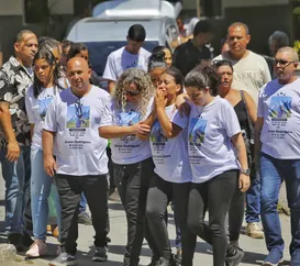 'Quem colocou ele ali vai pagar', diz pai no adeus ao jovem que levou ácido na veia