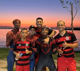 Quem são os 'homens-aranhas' que estão divertindo nas ruas de Niterói