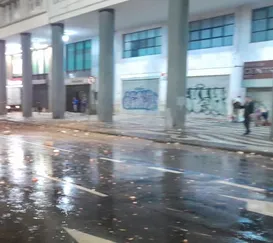 Reboco de prédio cai e provoca interdição de trecho no Rio