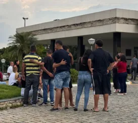 Silêncio marca velório de jovem morto após acidente em Niterói