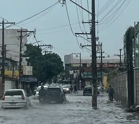 Temporal em Itaboraí alaga ruas e complica o trânsito