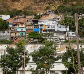 Tiroteio entre facções rivais deixa morto em Niterói