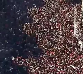 Torcida rubro-negra vibra com jogadores em desfile no Rio