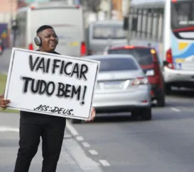 'Vai ficar tudo bem': o cartaz que chama atenção no trânsito em São Gonçalo