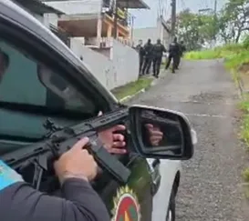 Vídeo: bandidos atacam policiais a tiros em São Gonçalo