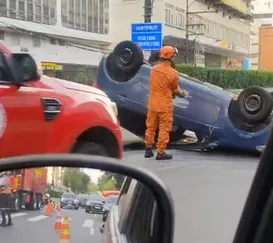 Vídeo: jovem ferida após carro capotar em Niterói