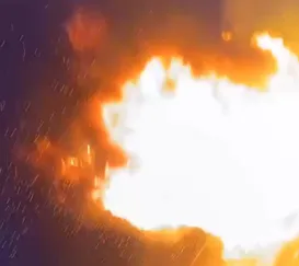 Vídeo: protesto com fogo interdita faixa da RJ-106