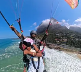 Vídeo: turista passa mal e desmaia em salto de paraquedas no Rio