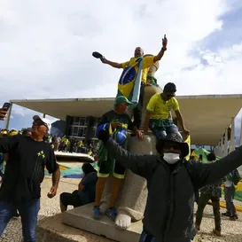 Dosimetria é aprovada para reduzir penas de condenados pelos atos de 8 de janeiro