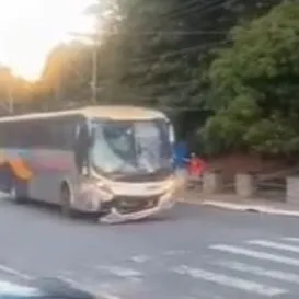 Ex-funcionário furta ônibus e invade salão de festas após briga; vídeo