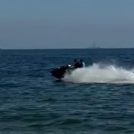 Flagrante! Motos aquáticas passam perto de banhistas em Niterói