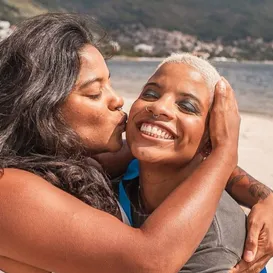 Irmã transforma viagem em homenagem a Juliana Marins