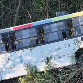 Mais de 30 pessoas ficam feridas em ônibus que tombou no Rio