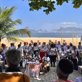 'Minas' levam samba e mensagem para a Praia de Icaraí em Niterói