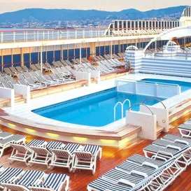 Mulher sofre AVC em cruzeiro e é resgatada em alto mar