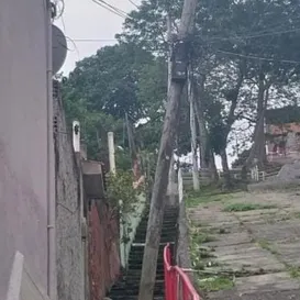 Poste ameaça casas em bairro de Niterói