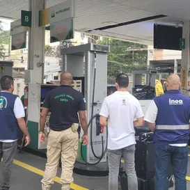 Posto de gasolina é interditado em Niterói por combustível adulterado