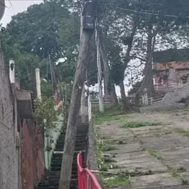 Prefeitura notifica Enel sobre poste caindo em Niterói