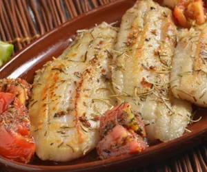 Filé de peixe com alho e alecrim para o Dia de São Pedro