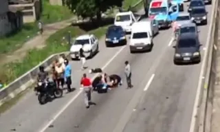 Imagem ilustrativa da imagem Acidente interdita pista da BR-101 em São Gonçalo