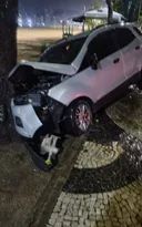 Imagem ilustrativa da imagem Acidente na orla de Niterói: carro vai parar no calçadão da praia