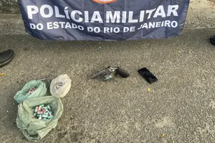 Imagem ilustrativa da imagem Adolescentes são apreendidos com arma e drogas em São Gonçalo