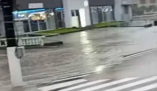 Imagem ilustrativa da imagem Alerta extremo em Petrópolis: moradores são orientados a deixar casas