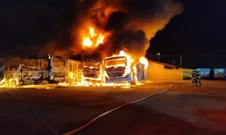 Imagem ilustrativa da imagem Alunos ficam sem transporte escolar após incêndio destruir ônibus