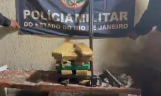 Imagem ilustrativa da imagem Armas e drogas são encontradas em construção abandonada em São Gonçalo