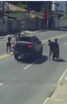 Imagem ilustrativa da imagem Assaltantes armados causam terror em rua principal de São Gonçalo; vídeo