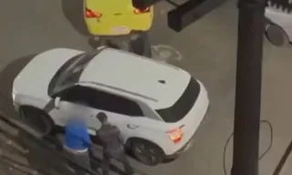 Imagem ilustrativa da imagem Bandidos armados chegam de táxi para assaltar motorista no Rio; vídeo