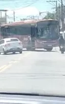 Imagem ilustrativa da imagem Bandidos sequestram ônibus e usam como barricada em São Gonçalo