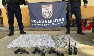 Imagem ilustrativa da imagem Bando preso com drogas e armas próximo à escola em Maricá